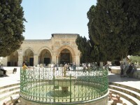 阿克薩清真寺庭院內