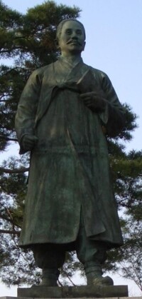 首爾大公園裡的申采浩塑像