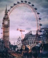 倫敦眼與河對岸莊嚴的大本鐘形成極大的對比
