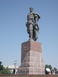 帖木爾雕像（烏茲別克沙赫里薩布茲市）
