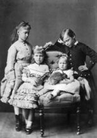伊蓮妮（左一）與阿歷克斯，瑪麗及恩斯特·路德維希，約1876年