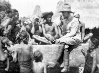 歐洲人與松巴島居民1925年