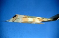 首架 F-117 原型機 780 號在首飛時就塗成了三色沙漠迷彩