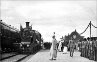 1911年10月8日，九廣鐵路華段通車，火車抵達深圳