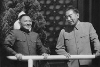1963年10月，周恩來和鄧小平在天安門城樓上