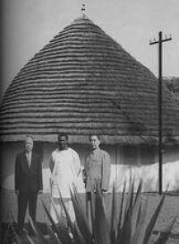 周恩來、陳毅和杜爾總統在拉貝合影(1964)