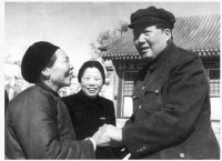 毛主席和黃繼光母親鄧芳芝握手
