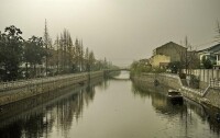 橫穿古鎮的伯瀆河在小雨中