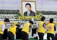 盧武鉉逝世周年韓國國民向其遺像獻花