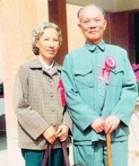 1984年11月，羅雄才與夫人在校慶時合影