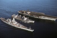 1986年，環球航行中的密蘇里號與小鷹號