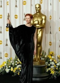 憑藉《邁克爾·克萊頓》獲奧斯卡最佳女配角獎