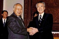1994年與印尼總統蘇哈托握手