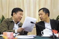 北京控股集團公司董事長王東(右)