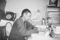 2003年鄭成思教授在書房工作照