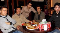 Leo與伊朗沙發客一起吃Pizza