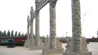 九根石雕蟠龍柱而成的景區廣場大門