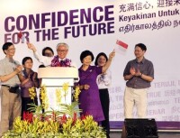 陳慶炎（左三）承諾努力成為代表全民的總統