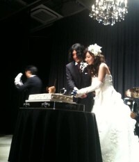 圖為臼田京介與榊健滋結婚儀式切蛋糕一幕