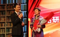 2012年中國圖書館年會上的薩仁高娃（右）