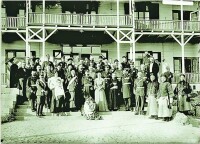 1902年，山東巡撫周馥（前排左四）巡訪青島