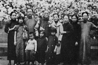 與家人春遊北平吳氏海棠園（1936年）