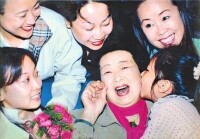 2001年母親節許倩雲的弟子為其獻花祝福