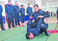 “神腿丁”在傳授戰術知識