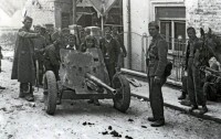 進攻中的德軍裝甲部隊通過塞爾維亞尼什市