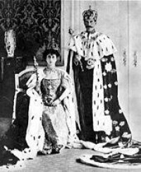 莫德王后（左），哈康七世國王（右）