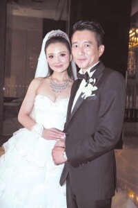 蔡遠航與妻子婚紗照片