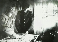 顏伏(右)與王近山將軍