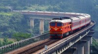 廣梅汕鐵路快速列車駛入粵東山區
