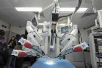 完成首台手術機器人膽囊切除術