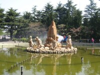 公園的噴泉建於70年代，是青島首座噴泉