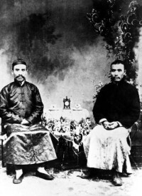 1918年，朱德(左)和孫炳文在瀘州