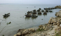 越軍派出人員乘小船強行登礁