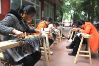 四川省青神縣南城鎮婦女在編製竹編作品