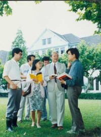 1987年穀超豪在復旦校園與學生討論數學