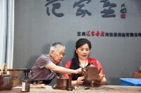徐漢棠指導范秀紅製作宮壺