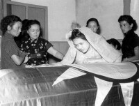 1954年湯恩伯喪禮家屬圍在棺木旁