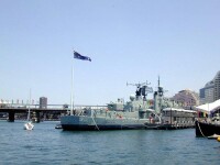悉尼港內停靠的軍艦