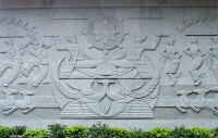 雲南民族大學蓮華校區行政樓前浮雕