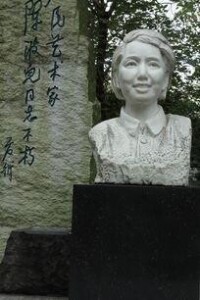 陳波兒雕像