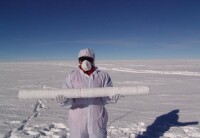 2005年中國南極科考隊在南極大陸鑽取的冰芯