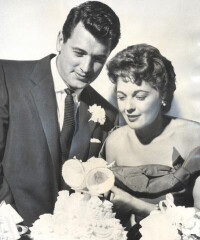洛克·赫德森和妻子菲莉絲·蓋斯在婚禮上