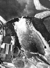 魯爾轟炸第二天拍攝航拍的水壩照片