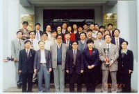 1997年校領導與高級經理培訓班學員合影(背景為滬江商學院)