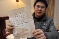 王鵬向記者展示釋放證明書