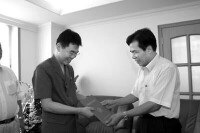 海南省政法委書記鍾文給林江（左）頒發證書